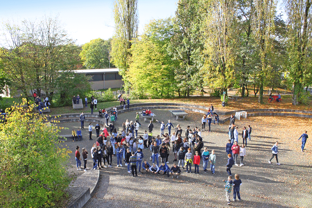 Pausenhof des Scheffels mit den Schüler:innen während der bewegten Pause