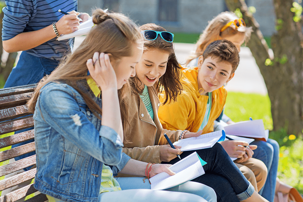 Gruppe von Schülerinnen und Schülern vor dem Scheffel