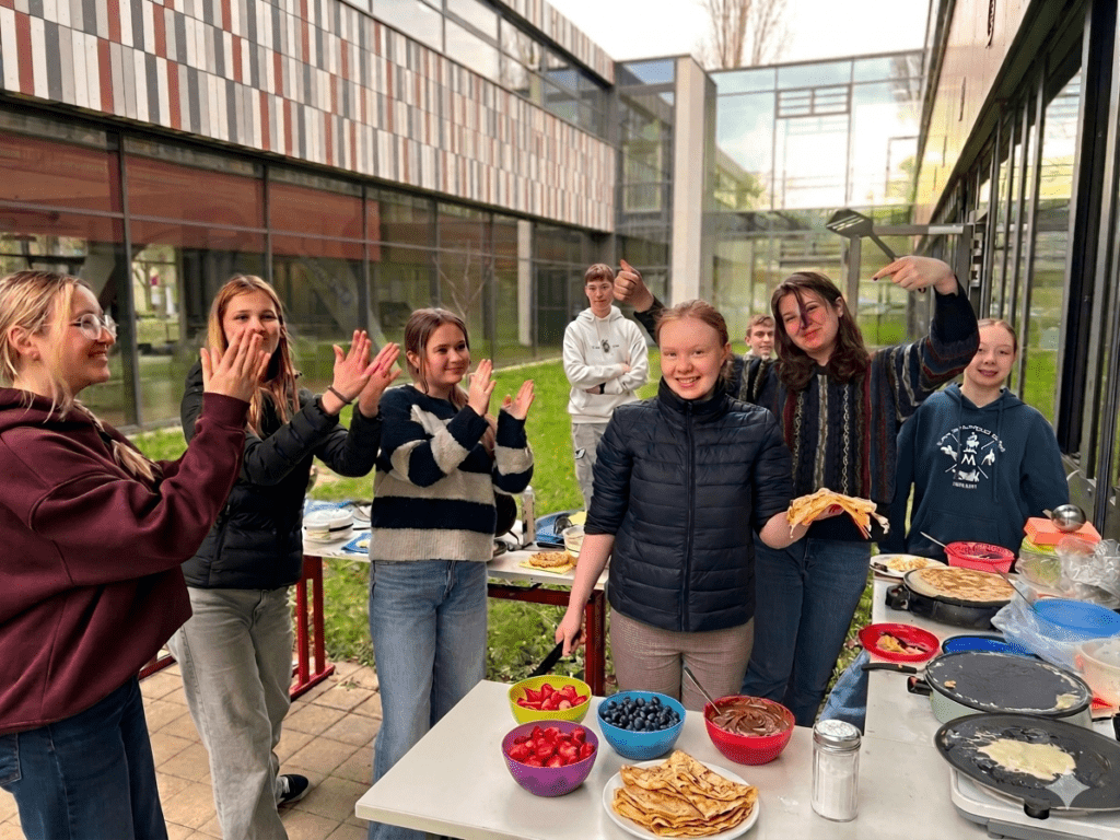 Die Schüler:innen der 9bd genießen französische Lebensart beim Crepe machen im Unterricht