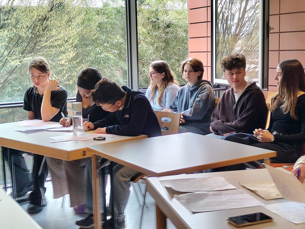 Das Debating-Team des Scheffel-Gymnasium Lahr beim Wettkampf in Heidelberg während der Debatte