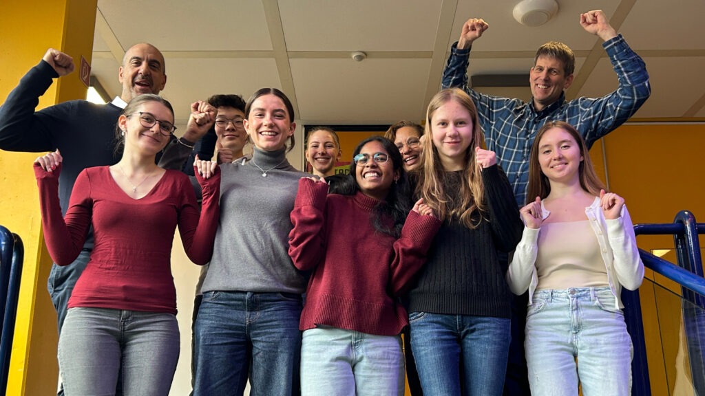 Die sieben Preisträger und drei Lehrer freuen sich über ihren Erfolg