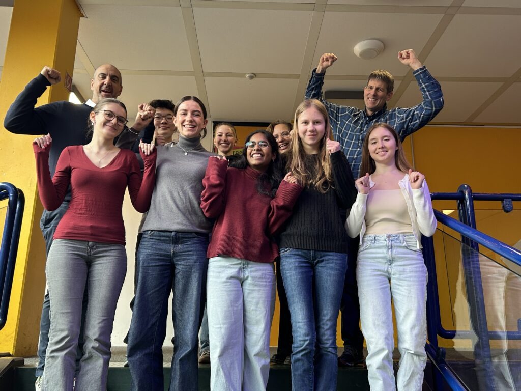 Die sieben Preisträger und drei Lehrer freuen sich über ihren Erfolg