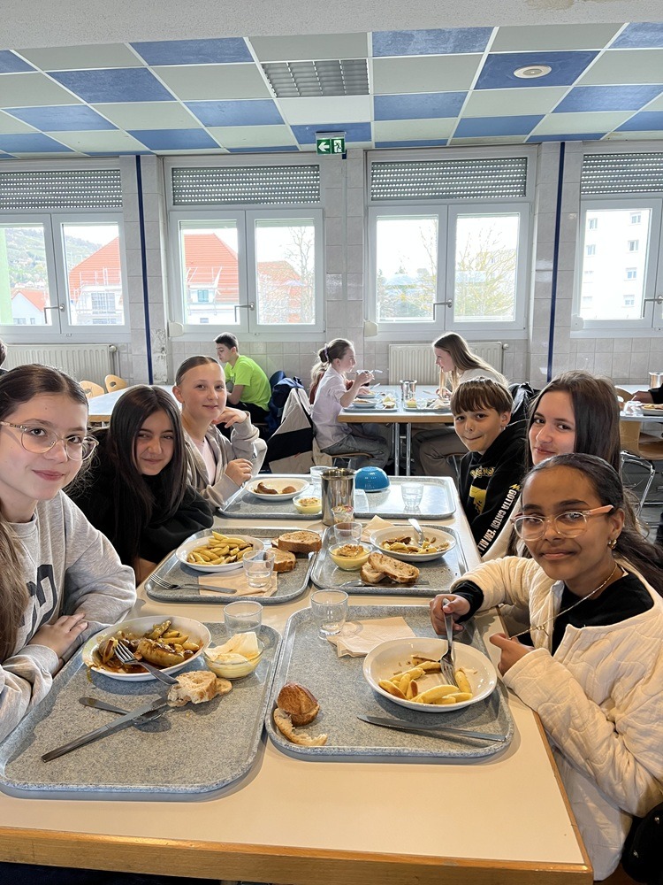 Schülerinnen und Schüler beim Mittagessen in der Mensa