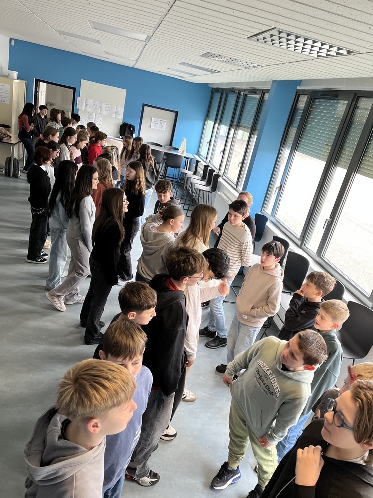Schülerinnen und Schüler stehen sich beim Speed-Dating gegenüber