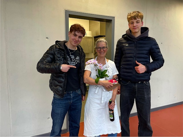 Die Schüler Arne Seifert (links) und Lennar Ell (rechts) verabschieden Frau Heimburger