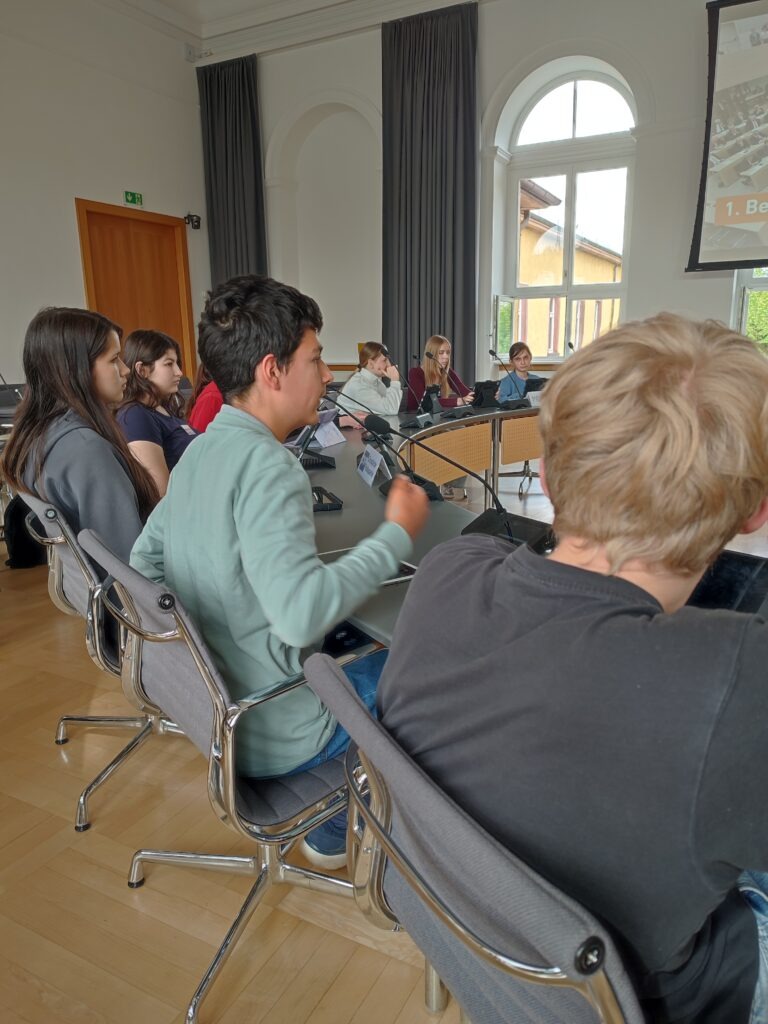Schüler:innen des Scheffel-Gymnasiums erleben Politik hautnah beim Planspiel im Gemeinderatssaal