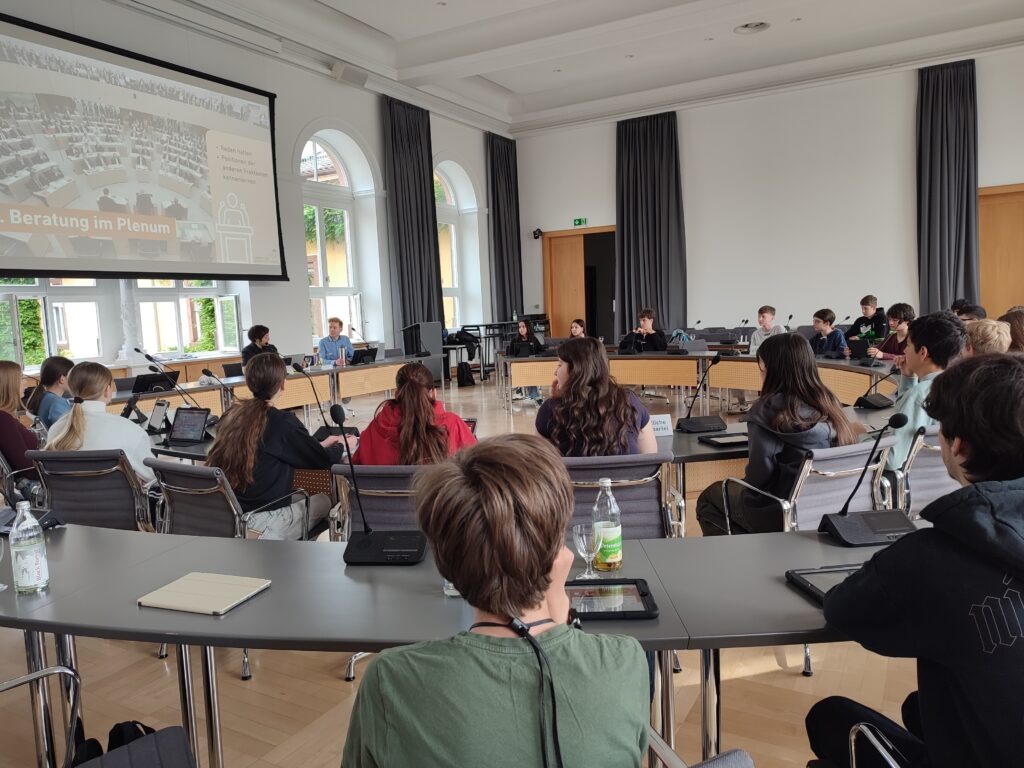 Schüler:innen der 9a und 9c erleben Politik hautnah am Scheffel-Gymnasium