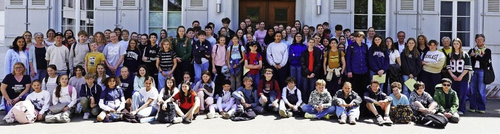 Lahrer Schülerinnen und Schüler mit ihren Austauschpartnern aus Dole vor dem Rathaus