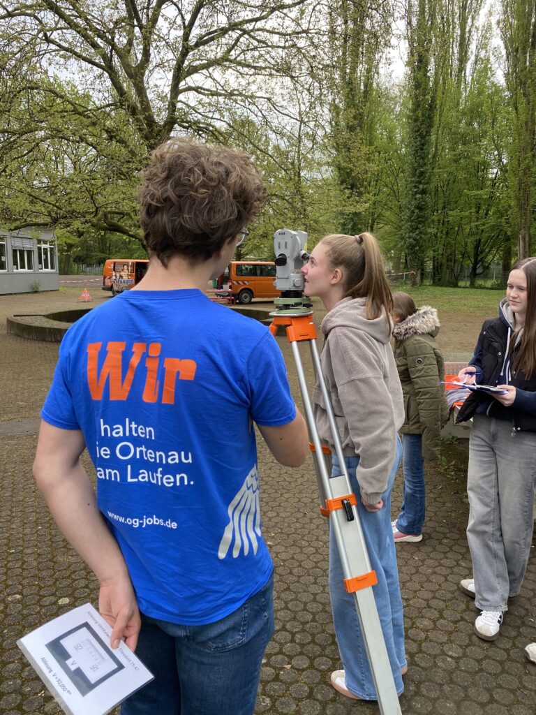 Eine Schülerin des Scheffel-Gymnasium Lahr entdeckt die Geodäsie
