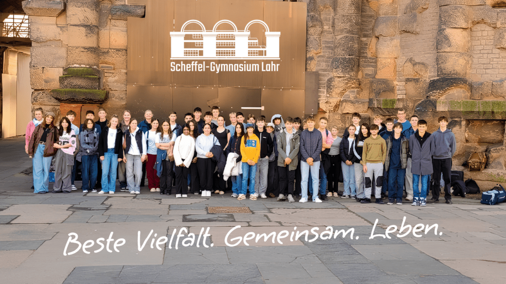 Schüler:innen des Scheffel-Gymnasiums während ihrer Trier-Exkursion vor dem Trierer Dom