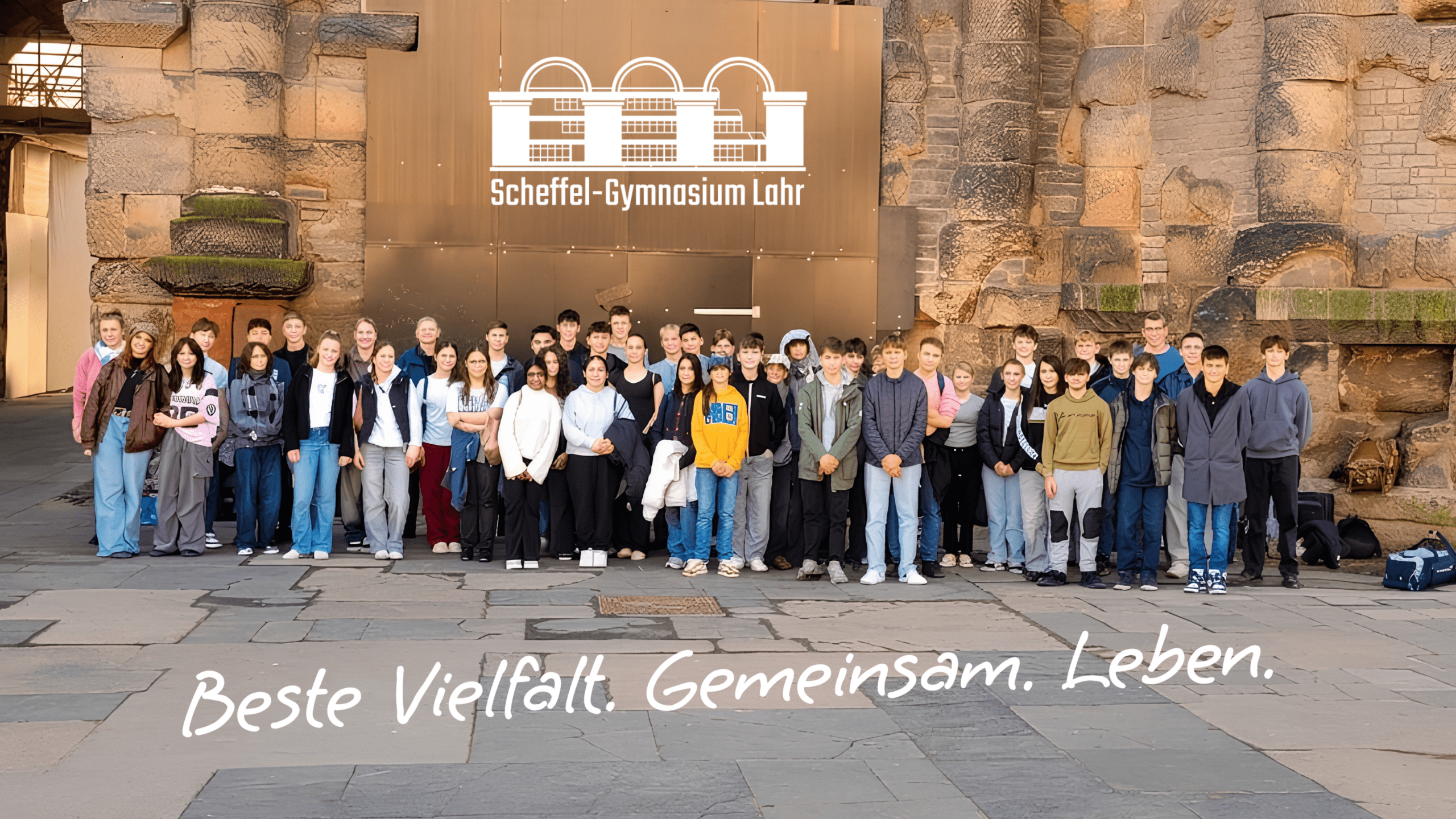 Schüler:innen des Scheffel-Gymnasiums während ihrer Trier-Exkursion vor dem Trierer Dom