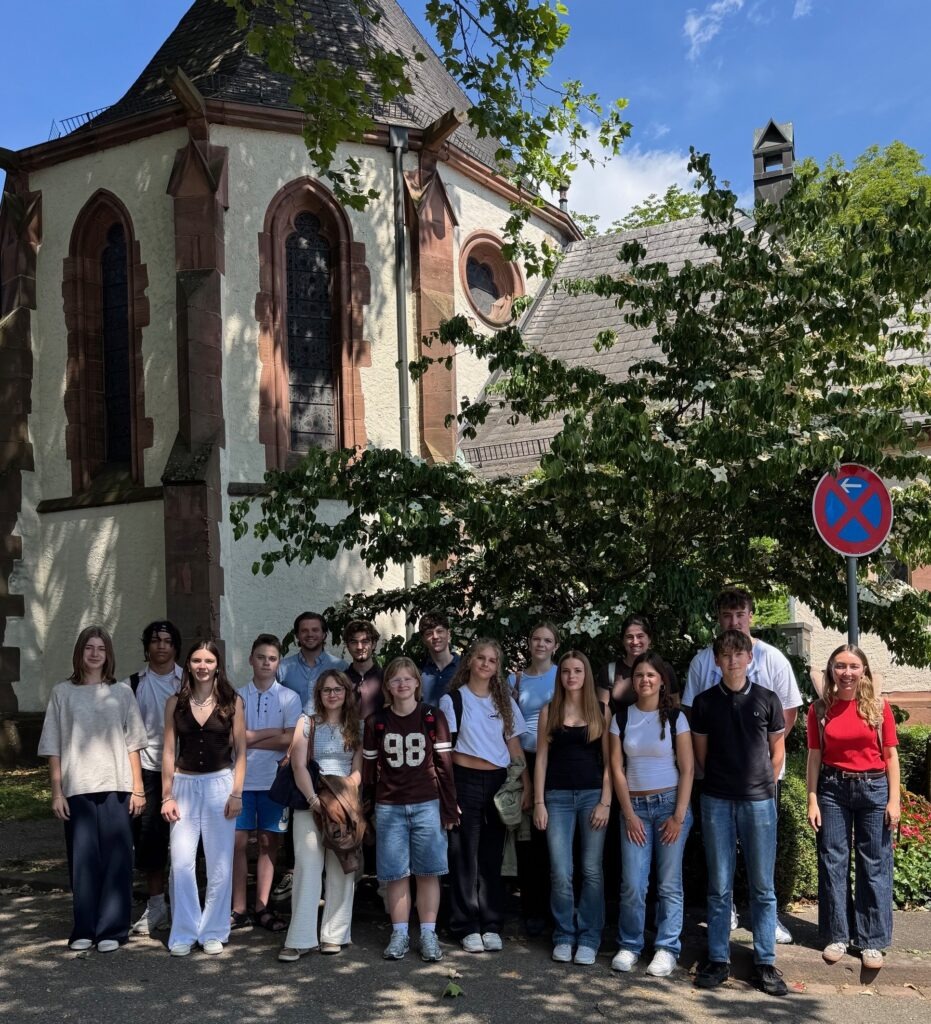 260619 Exkurison Bestattungshaus Zehntklässler stehen vor einer Kirche