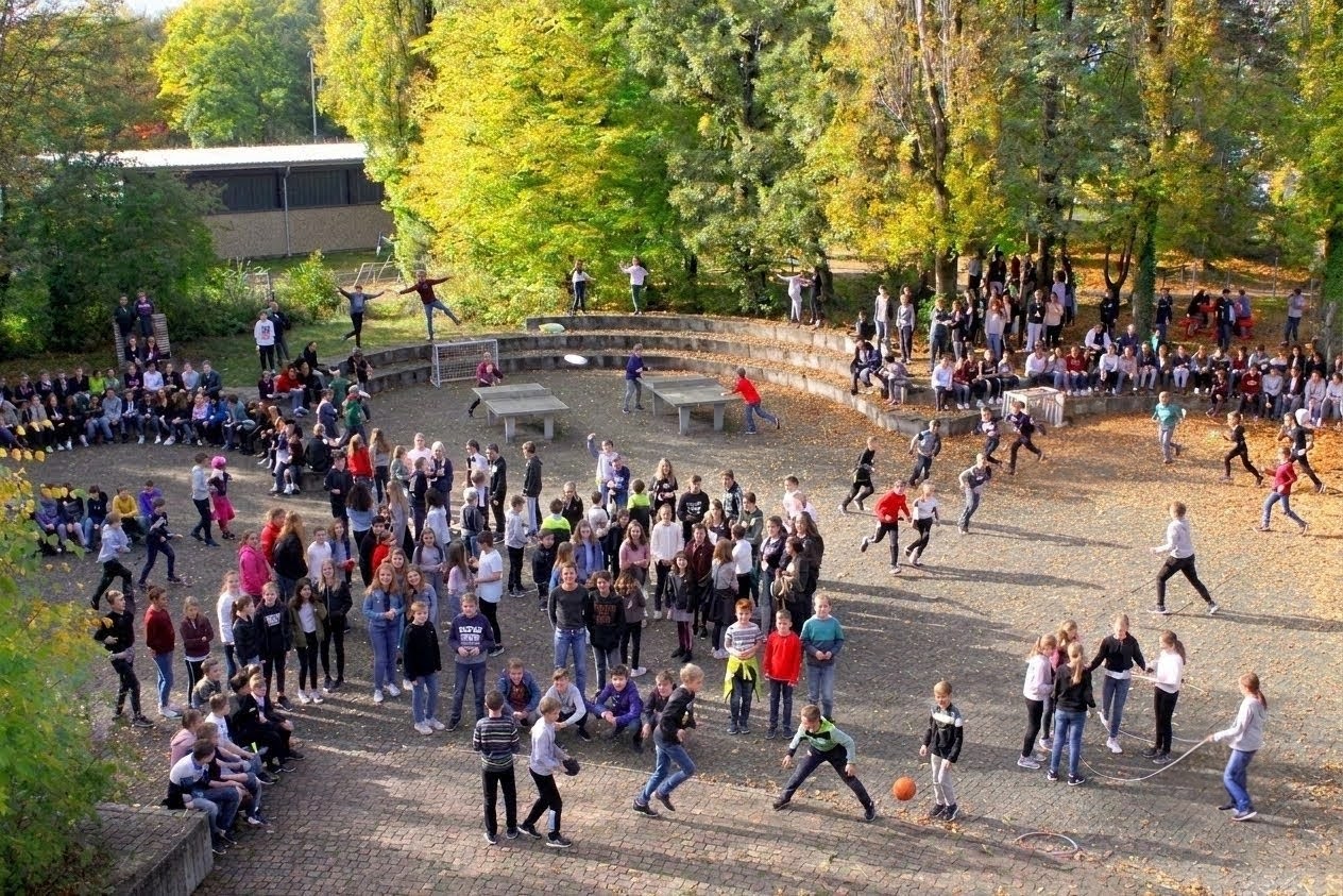 Schülerinnen und Schüler des Scheffel-Gymnasiums Lahr spielen auf dem Schulhof