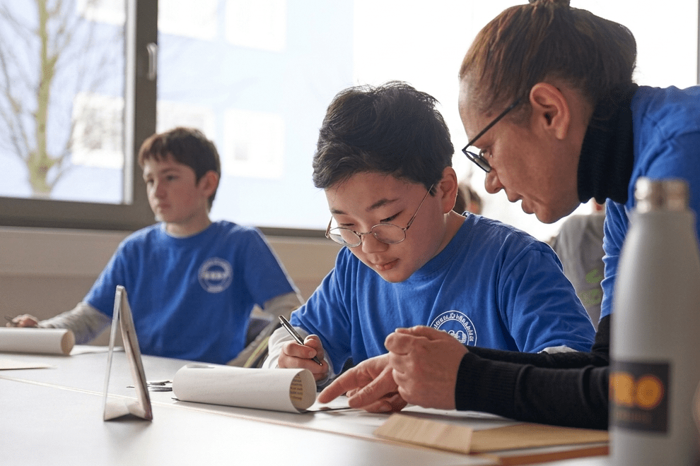 Mathelehrerin Bärbel Walz unterstützt einen Schüler bei der Bearbeitung der Aufgaben.