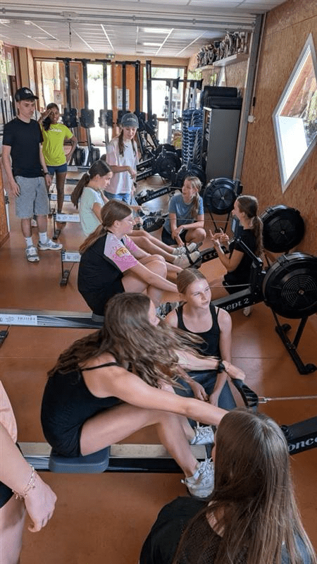 Bild 3 Lahr in Dole Schülerinnen und Schüler an verschiedenen Sportgeräten, die sich unterhalten