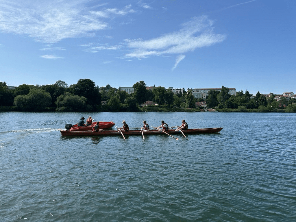 Bild 4 Lahr in Dole Schülerinnen in einem Ruderboot auf dem Fluss Doubs