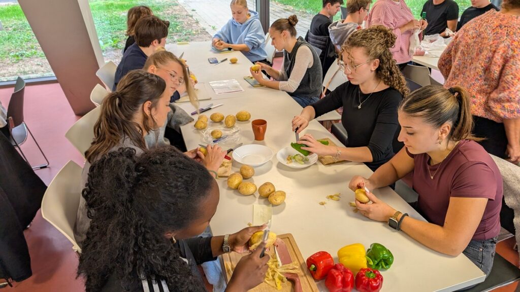 261014Barcelona2 Schülerinnen bereiten an Tischen Gemüse für Tapas vor