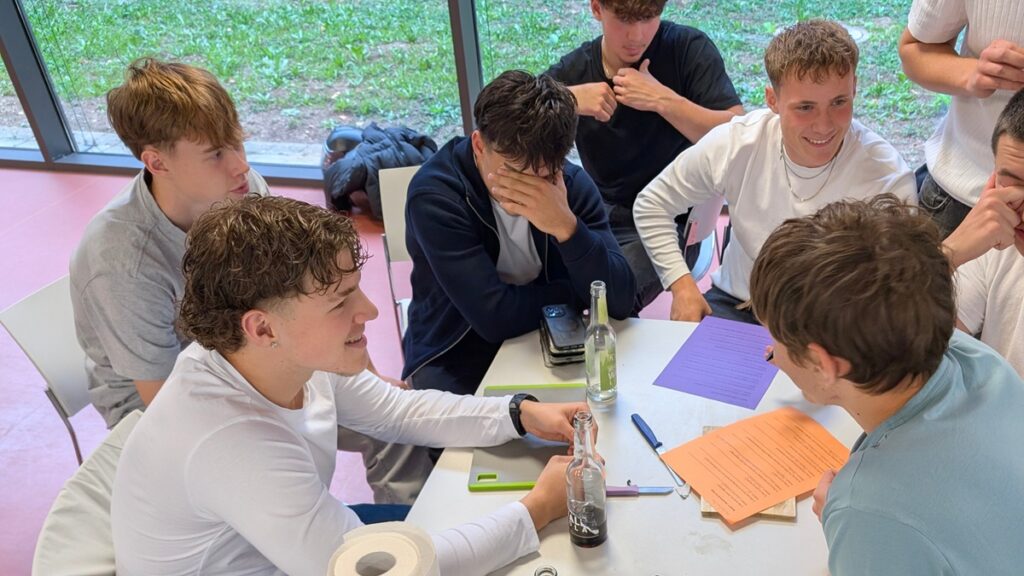 261014Barcelona3 Schüler füllen ein Quiz aus